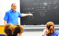 教师指着黑板上的数学公式